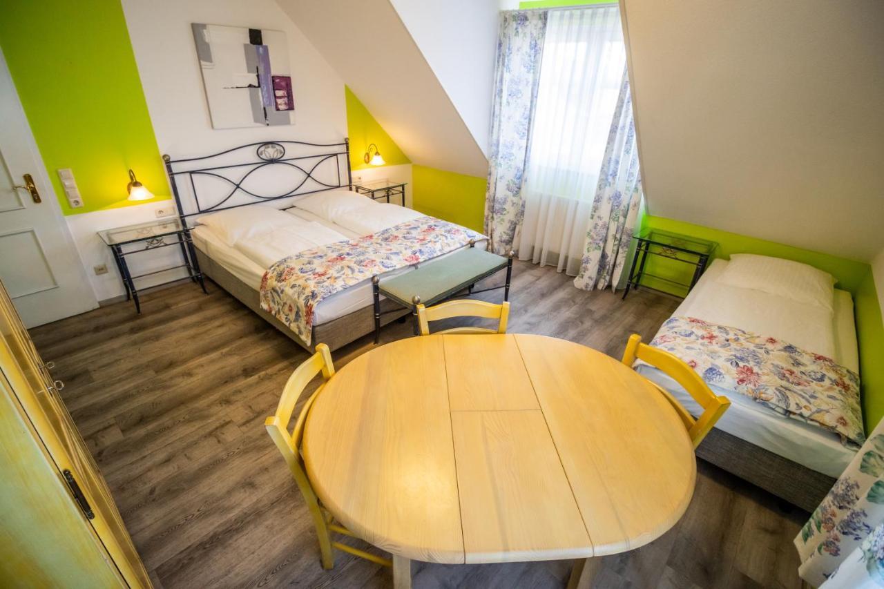 Dreibettzimmer mit Bad