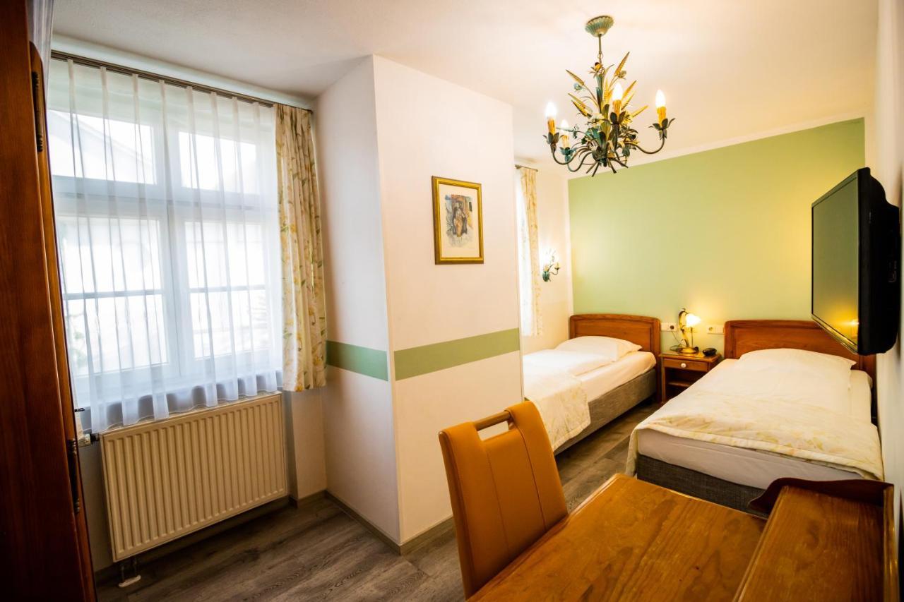 Zweibettzimmer mit Bad