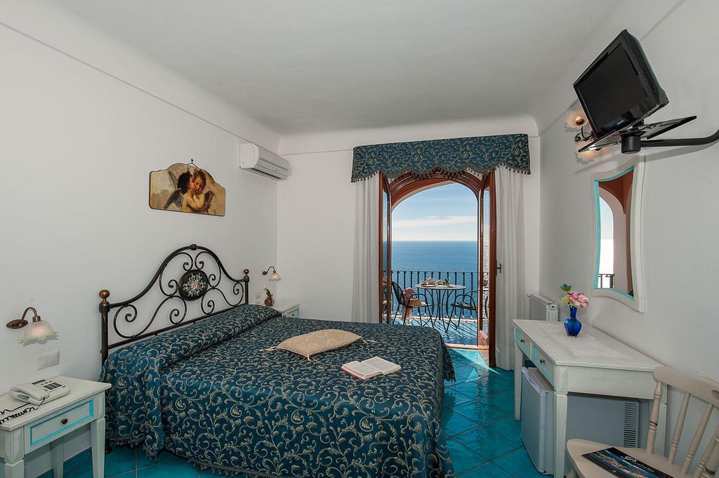 Doppelzimmer mit Balkon und Meerblick