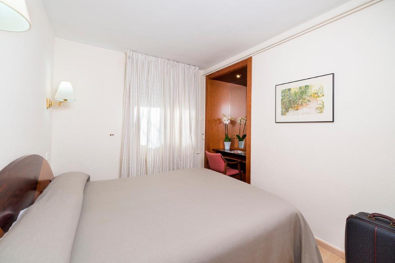 Doppelzimmer mit Balkon und Meerblick