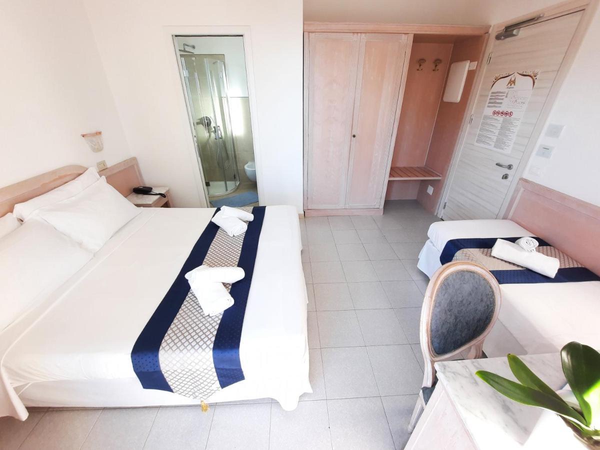 Standard Dreibettzimmer mit Meerblick