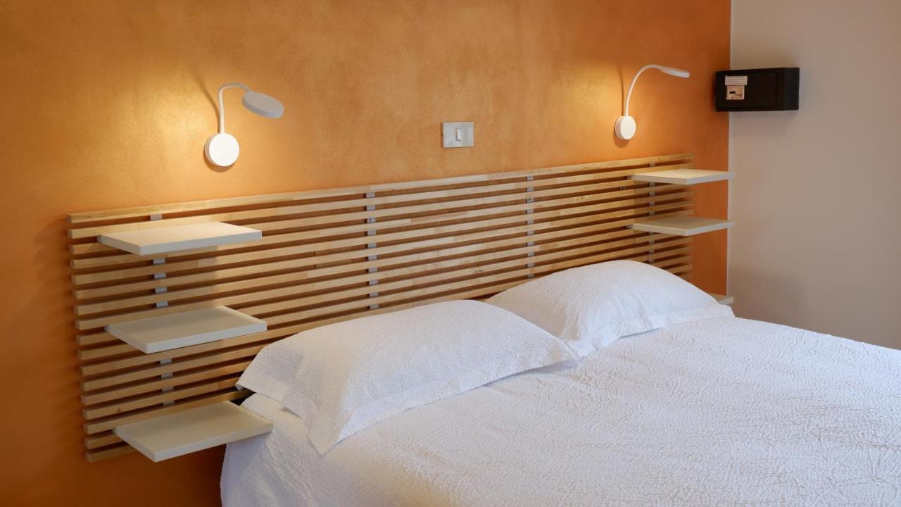 Doppel-/Zweibettzimmer mit Balkon