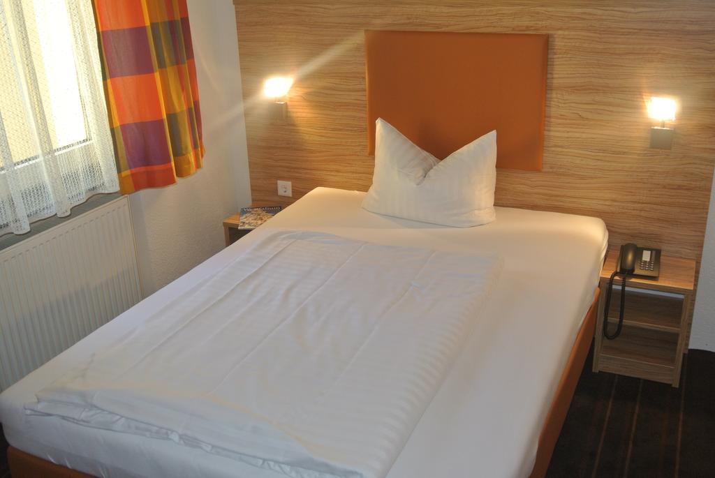 Single Room,917757673:JPEG