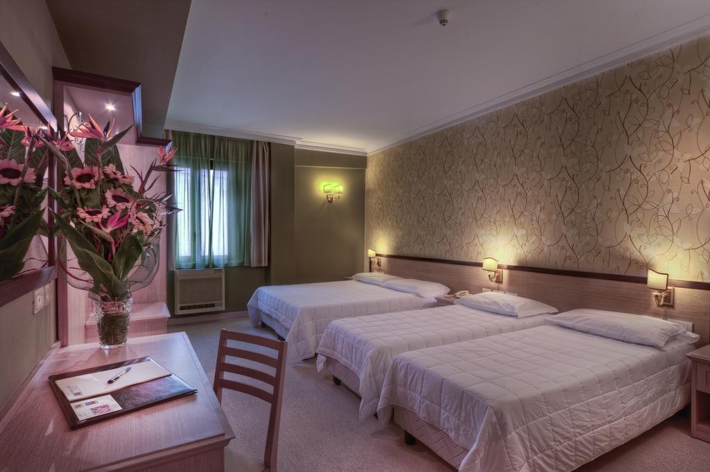 Dreibettzimmer mit Dusche