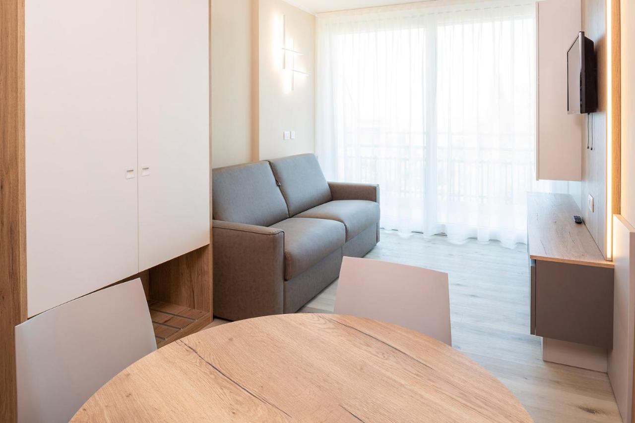 Deluxe One-Bedroom Apartment