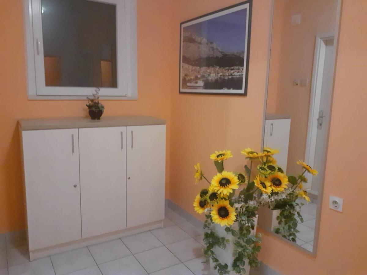 Zimmer mit Kingsize-Bett und Balkon