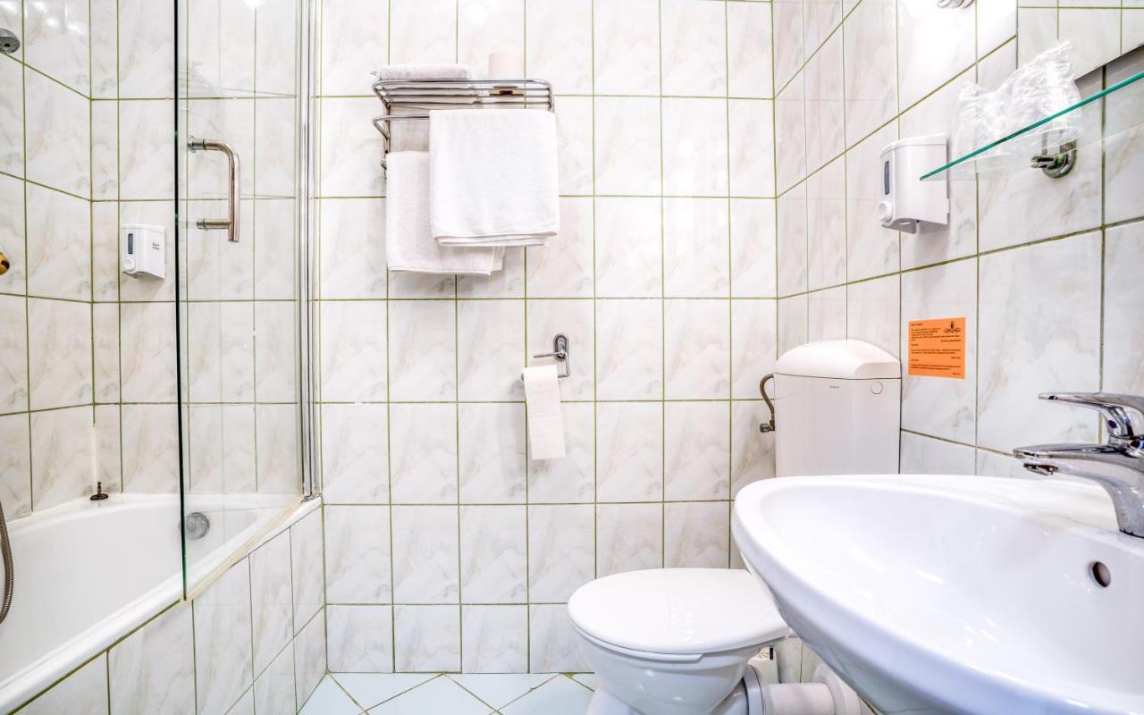 Zweibettzimmer mit Balkon