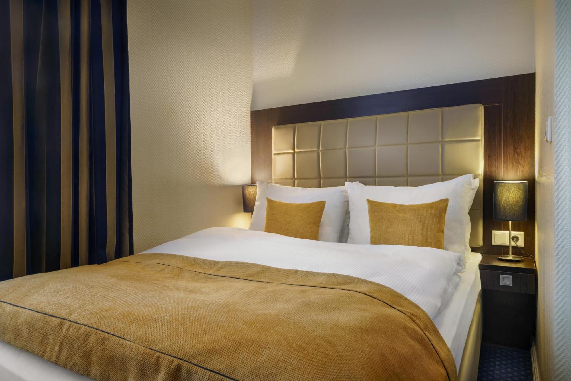Small Double Room Queen-size bed,1211973421:JPEG