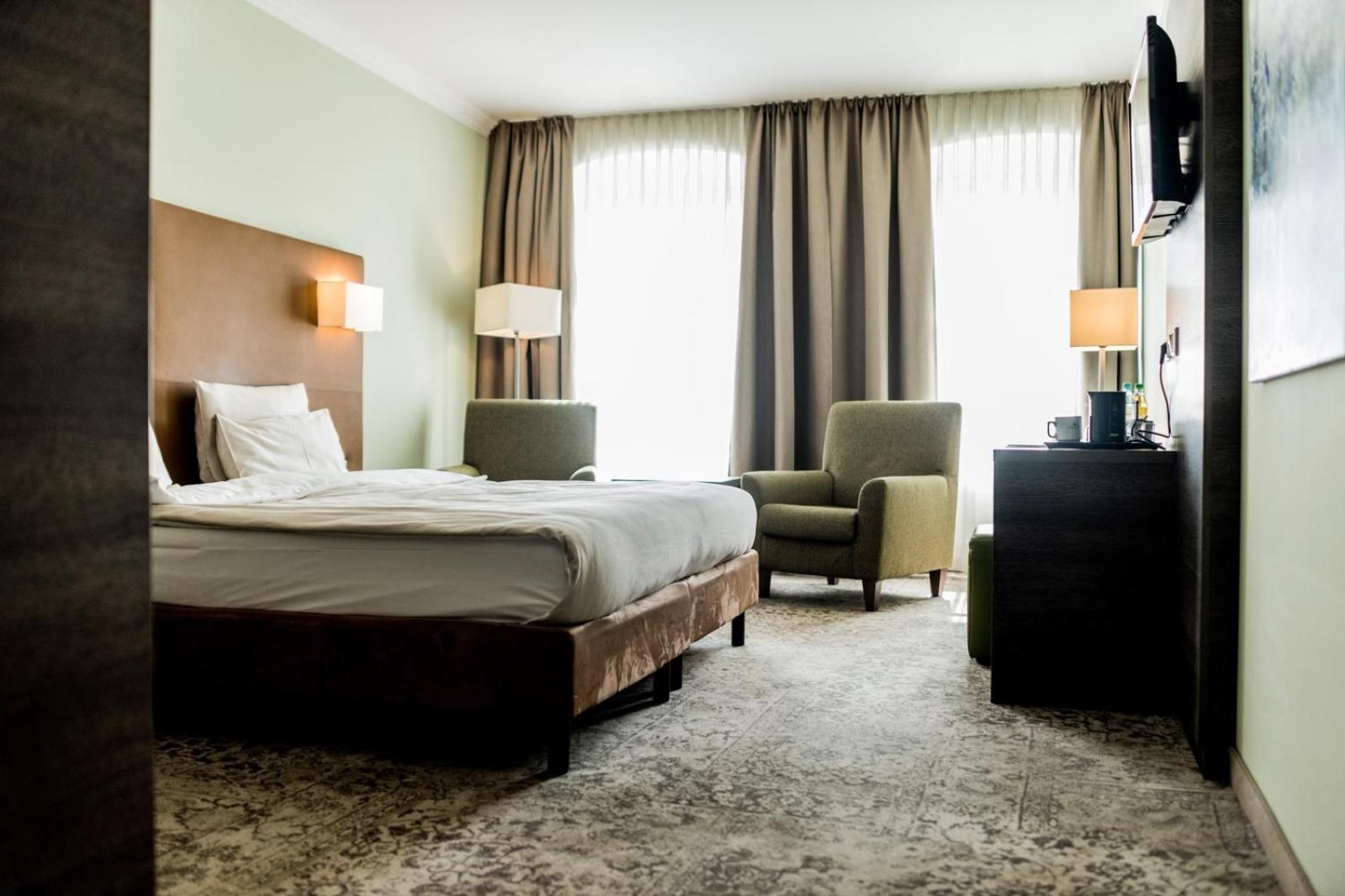 Business Zimmer mit Kingsize-Bett