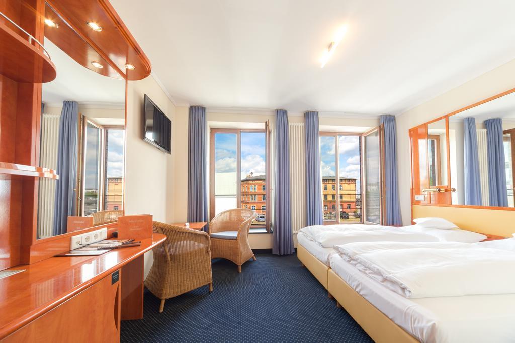 Standard Twin or Double Room,689427618:JPEG