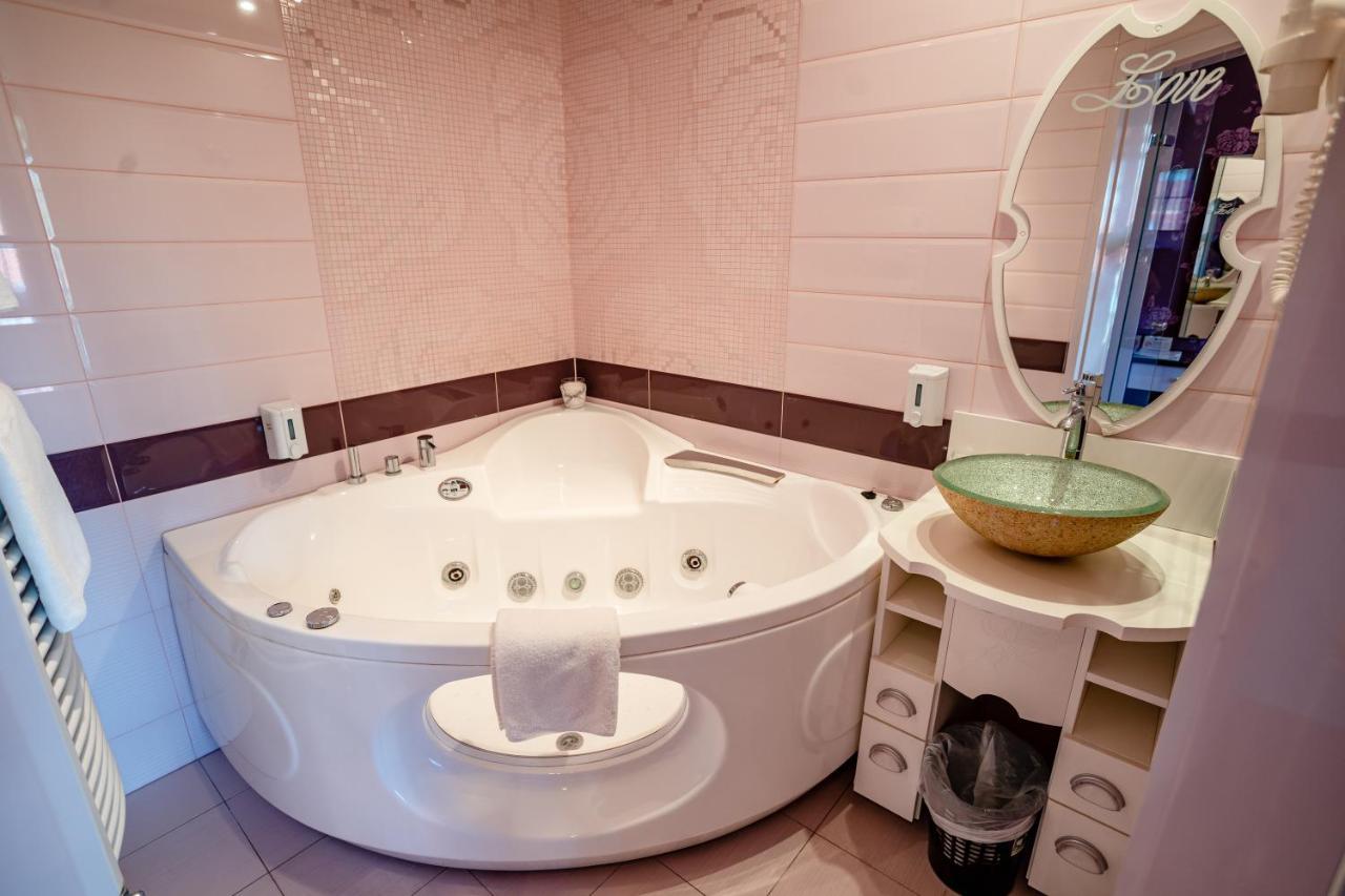 Zimmer mit Kingsize-Bett und Whirlpool