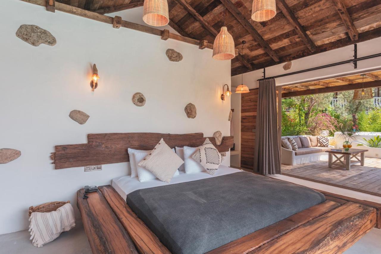 Zimmer mit Kingsize-Bett und Balkon