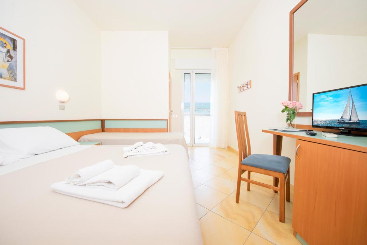 Standard Dreibettzimmer mit Meerblick