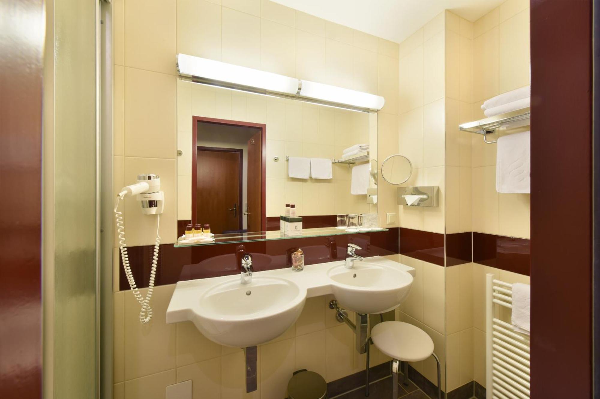 Dreibettzimmer SMART mit Straßenblick