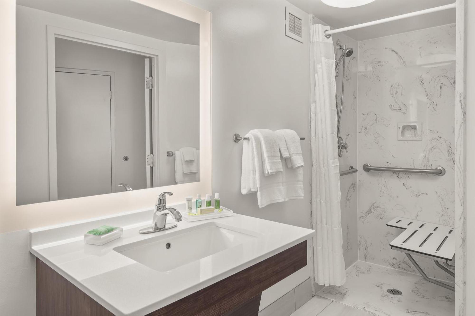 Standard Double Room Roll Shower Mobility Accessible,1434807583:JPEG