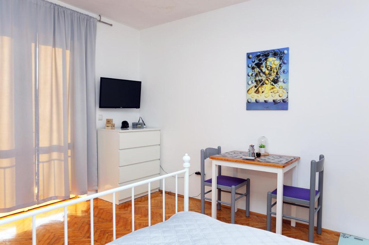 Studio mit Balkon und Meerblick.
