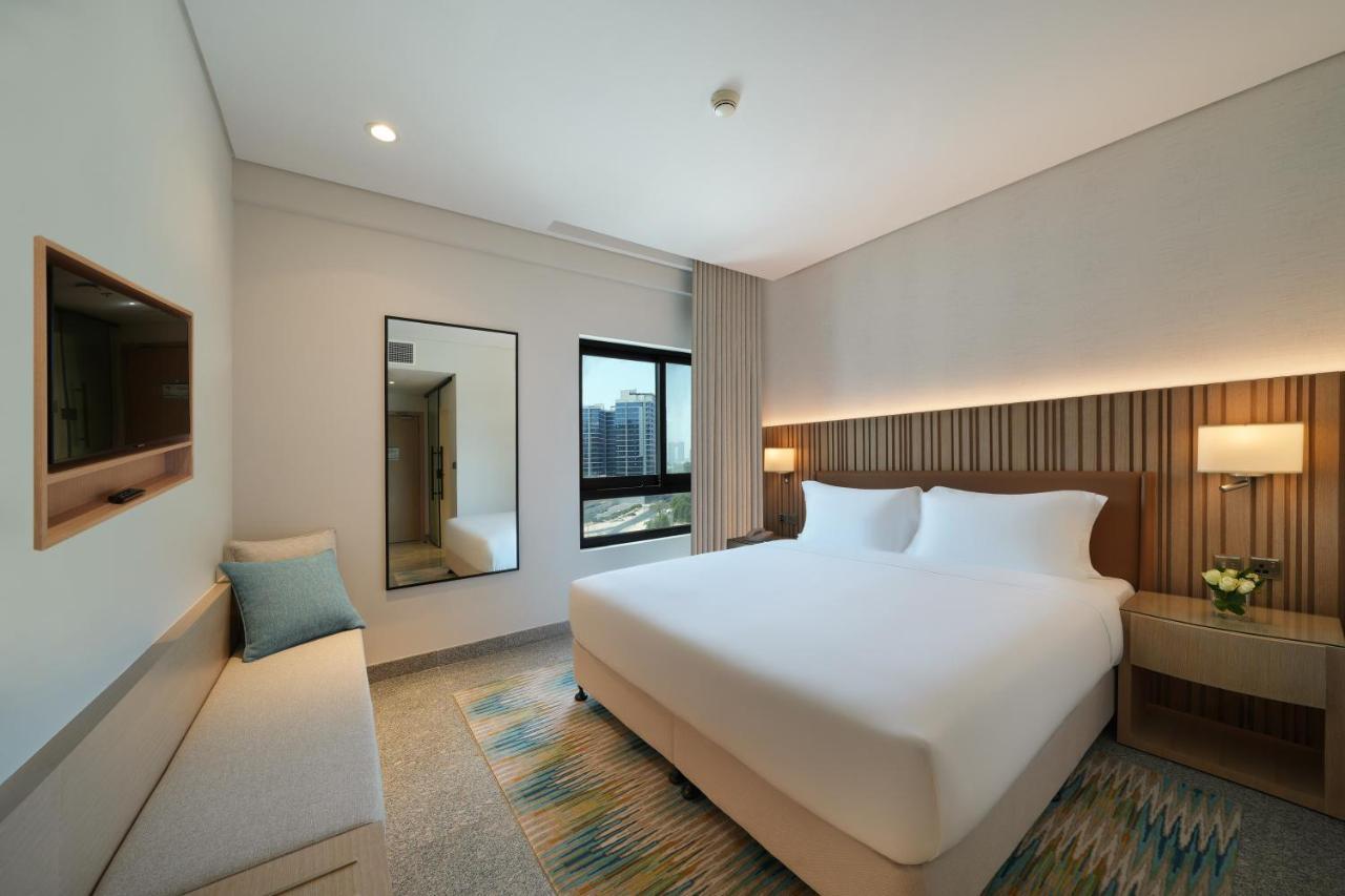 Zimmer mit Kingsize-Bett und Stadtblick
