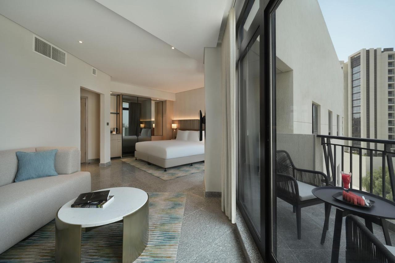 Geräumiges Zimmer mit Kingsize-Bett und Balkon