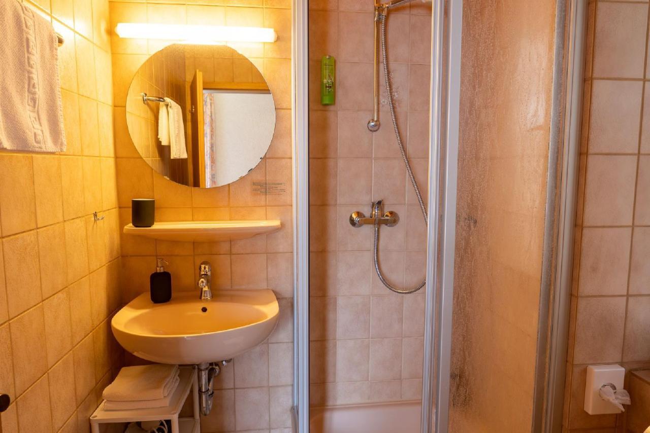 Single Room,1657879121:JPEG