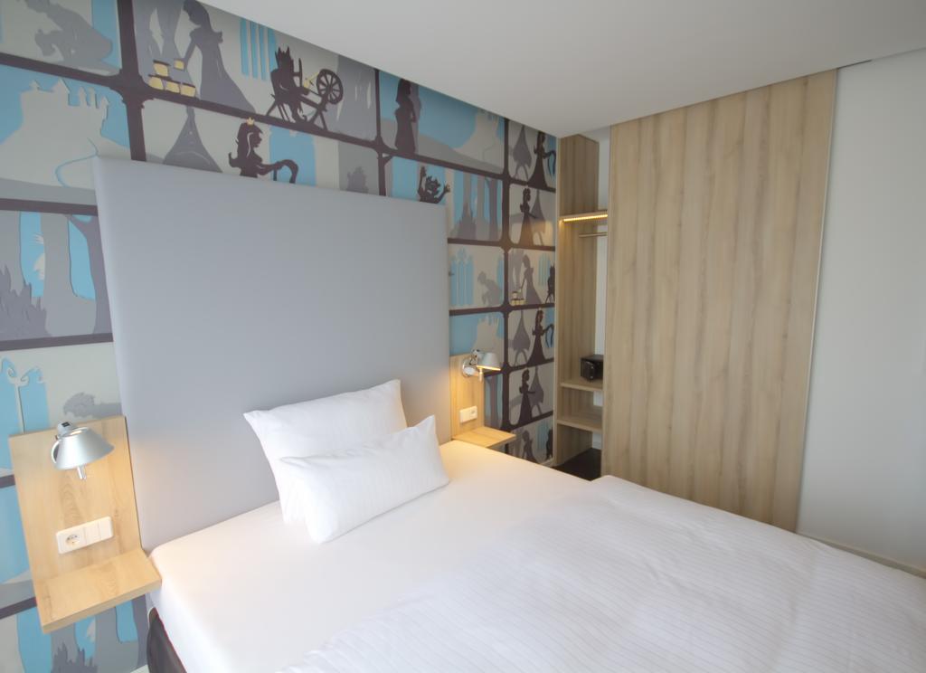 Single Room,685290009:JPEG