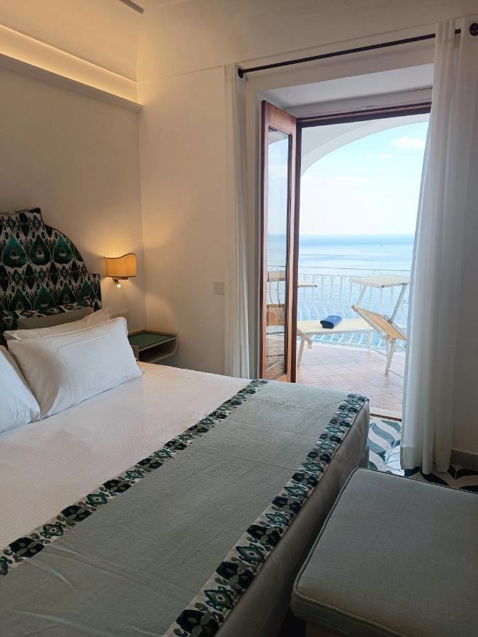 Zimmer mit Kingsize-Bett, Whirlpool-Badewanne, Balkon und Meerblick