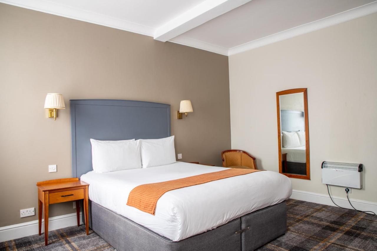 Zimmer mit Kingsize-Bett