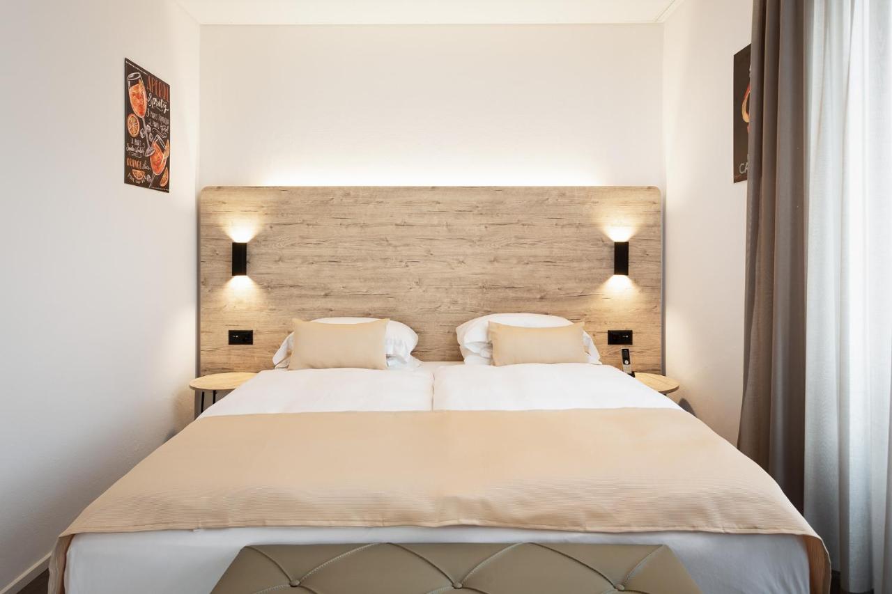 Modern Junior Suite with Lake View,1382858525:JPEG