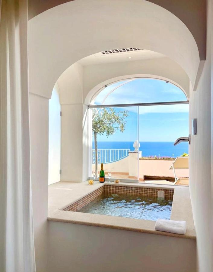Zimmer mit Kingsize-Bett, Whirlpool-Badewanne, Terrasse und Meerblick