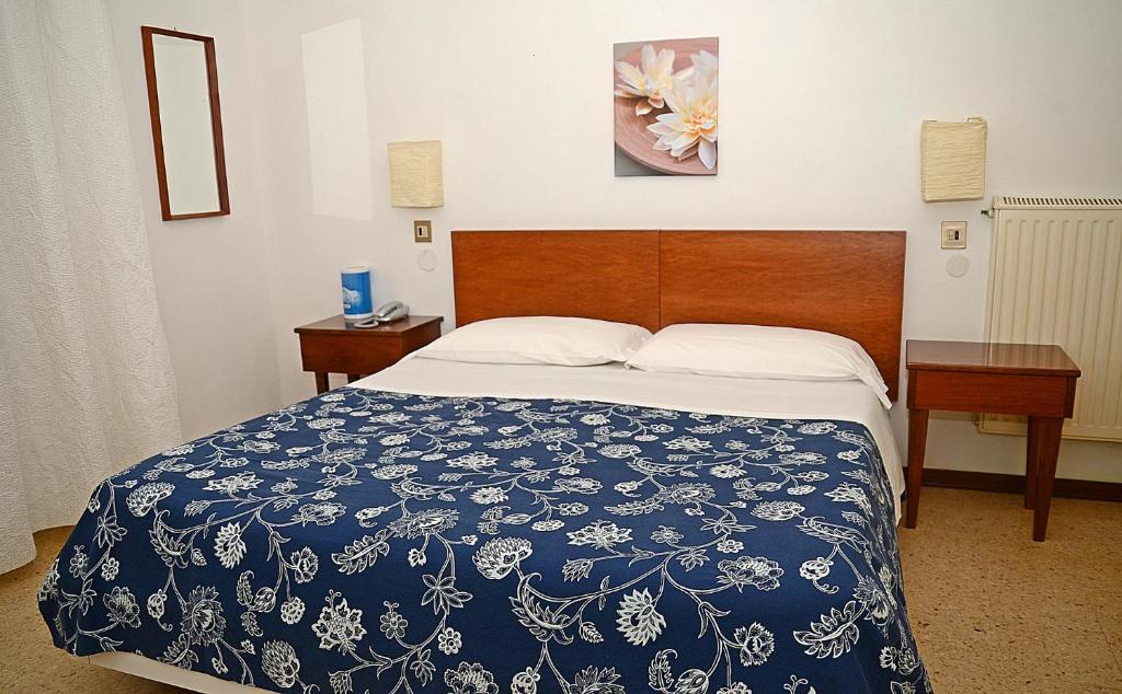 Doppel-/Zweibettzimmer mit Balkon