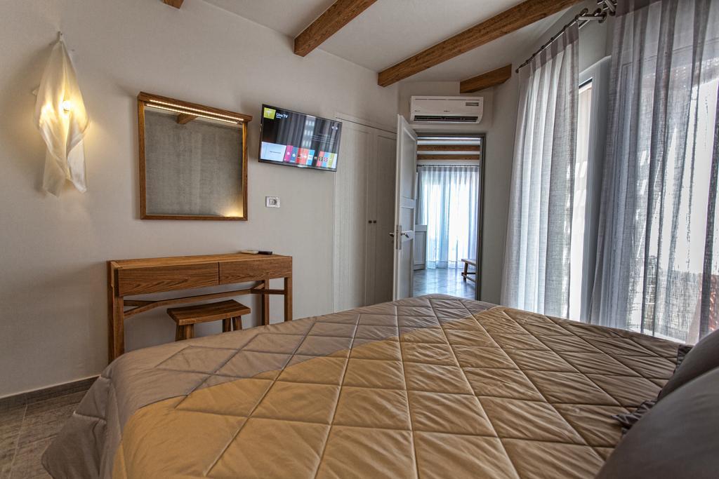 Classical One-Bedroom Suite-Semi Basement,1214753635:JPEG