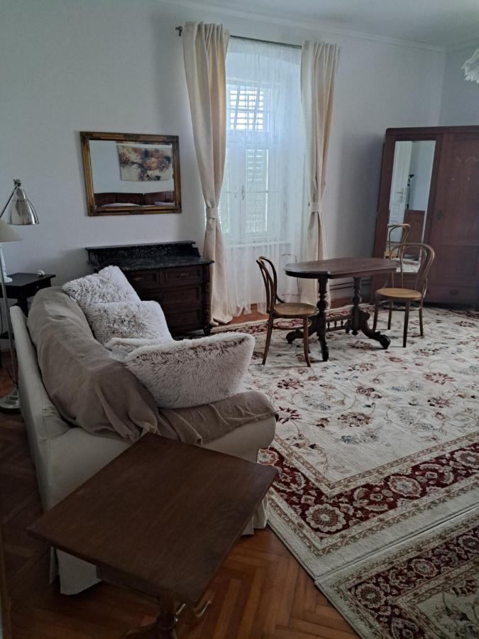 Zweibettzimmer mit eigenem Bad außerhalb des Zimmers
