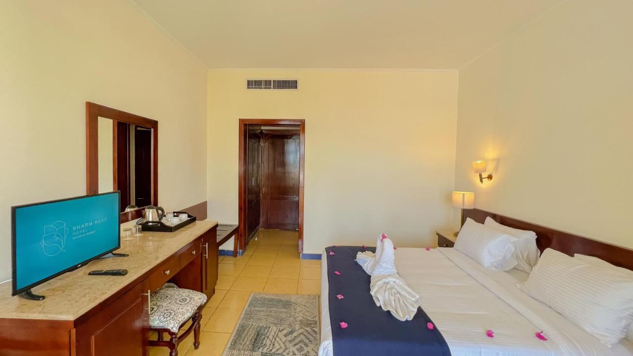 Doppel-/Zweibettzimmer mit Poolblick