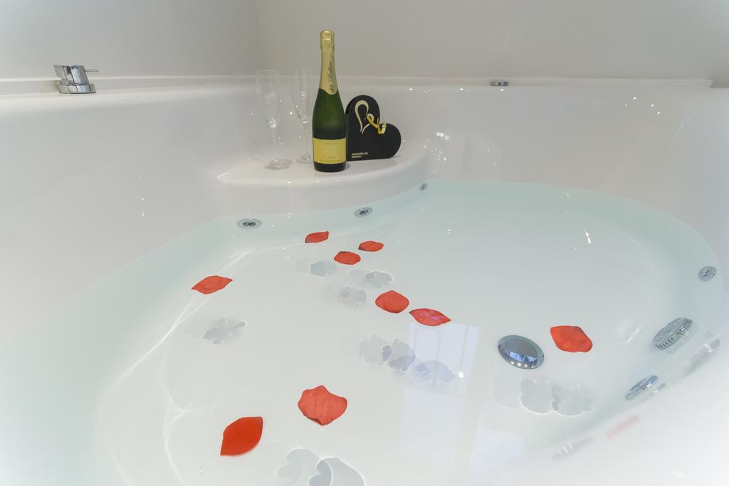Doppelzimmer mit Whirlpool-Badewanne