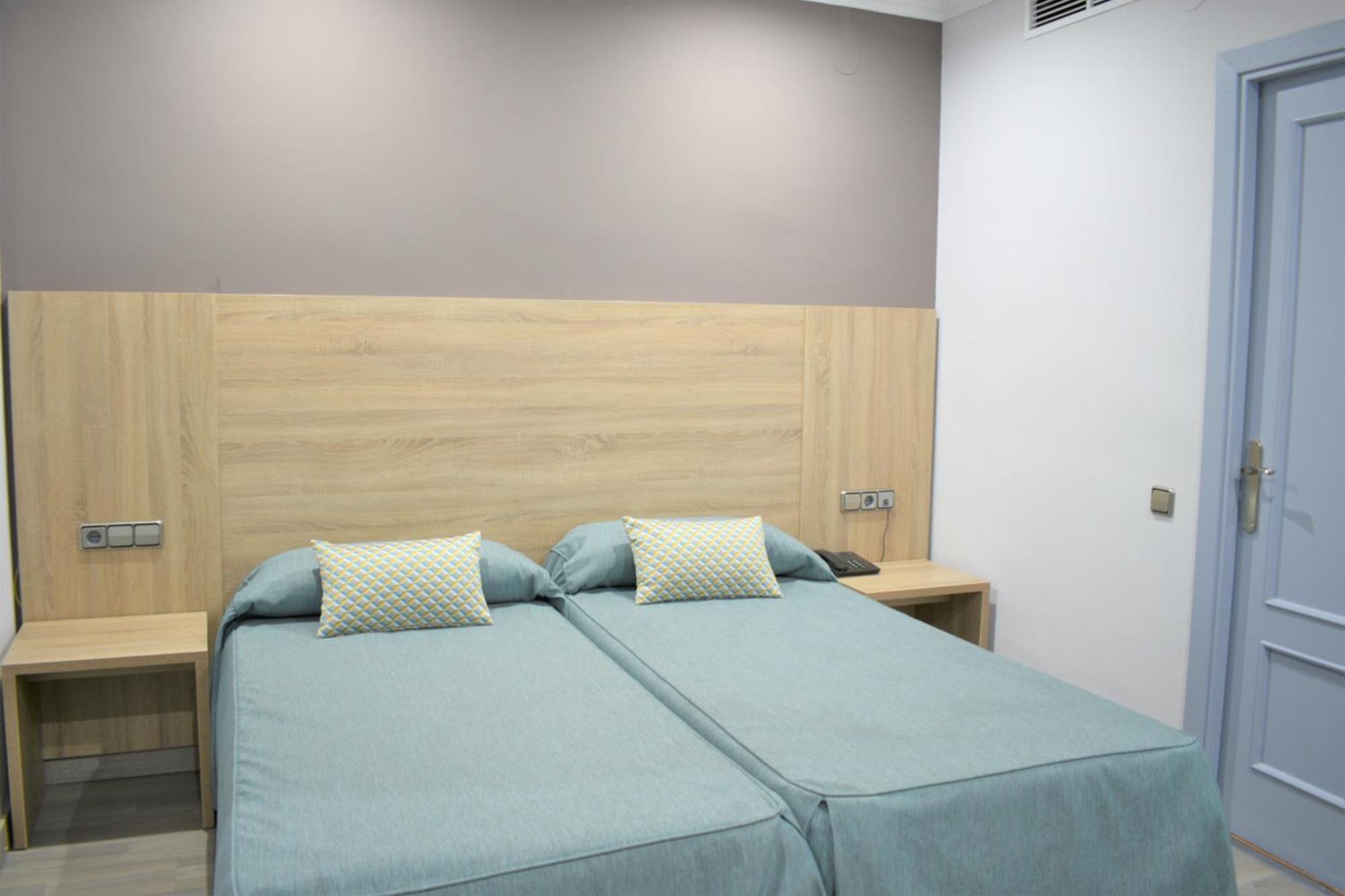 Doppel- oder Zweibettzimmer mit einfacher Einrichtung
