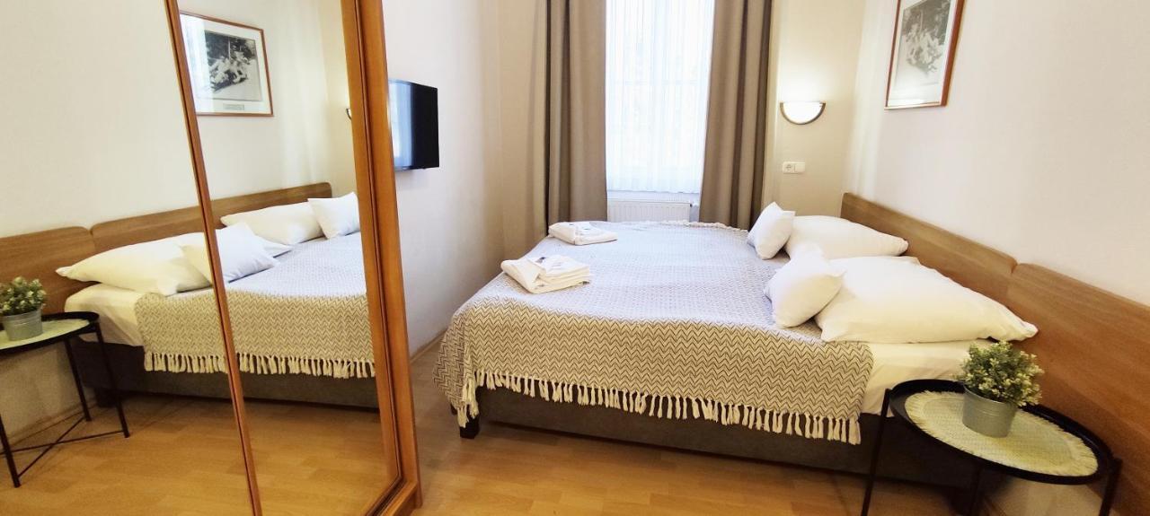 Doppel- oder Zweibettzimmer