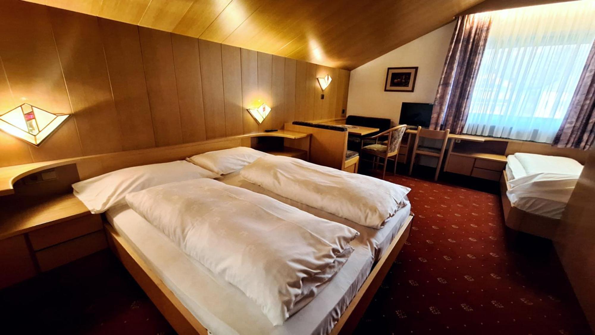 Dreibettzimmer mit Bergblick