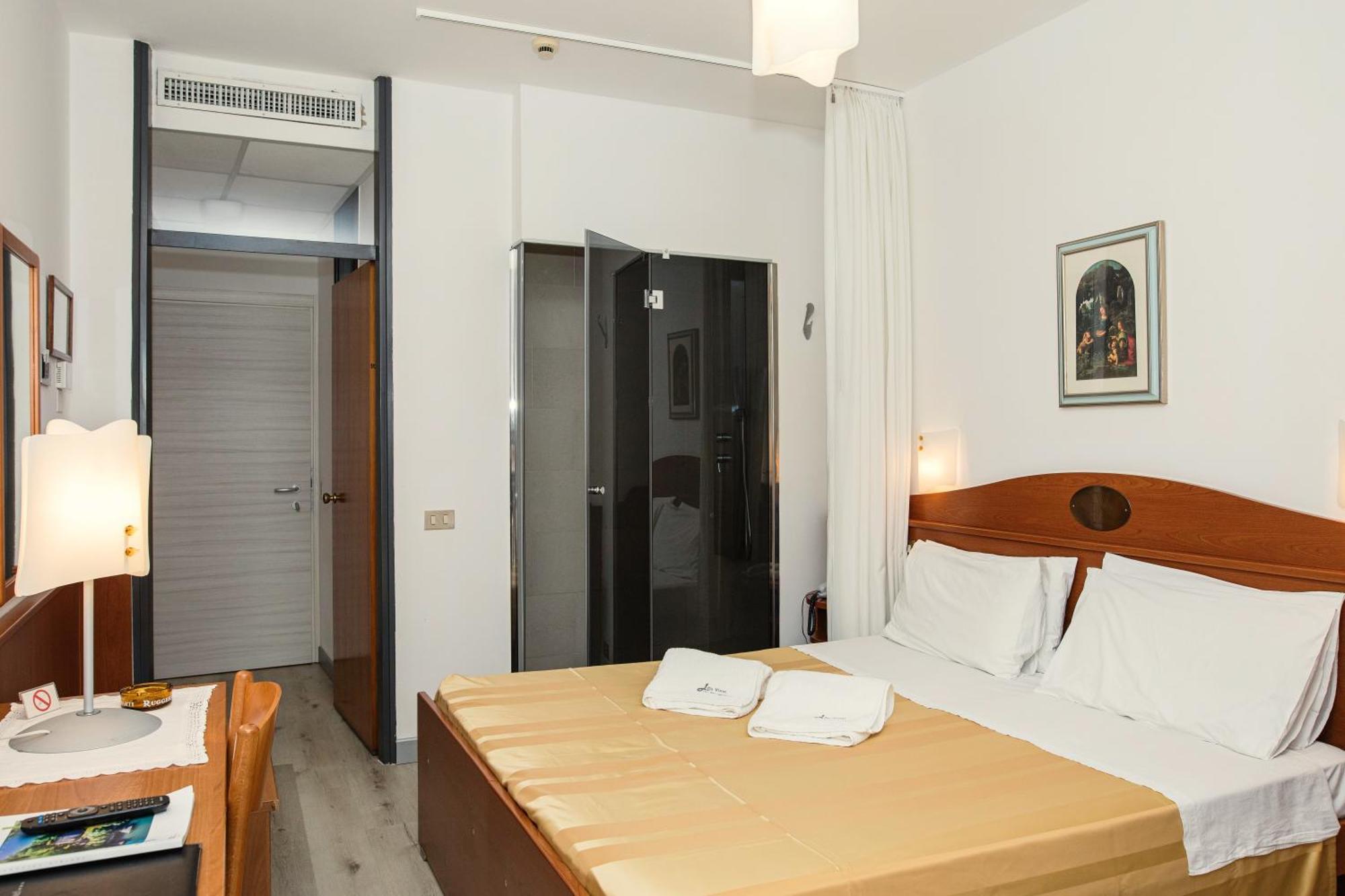 Deluxe Double Room Shower