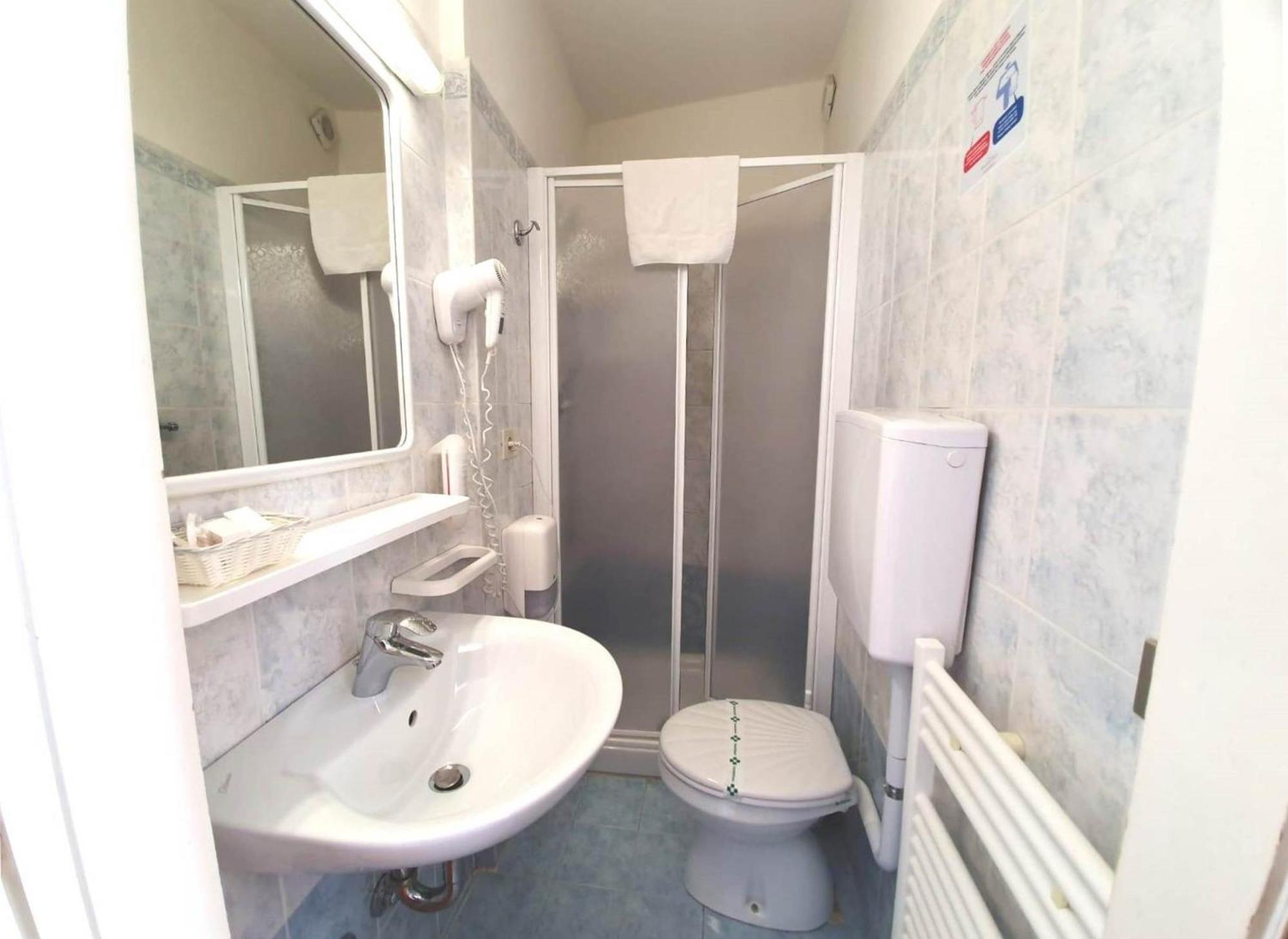 Twin Room Private Bathroom,1544913745:JPEG