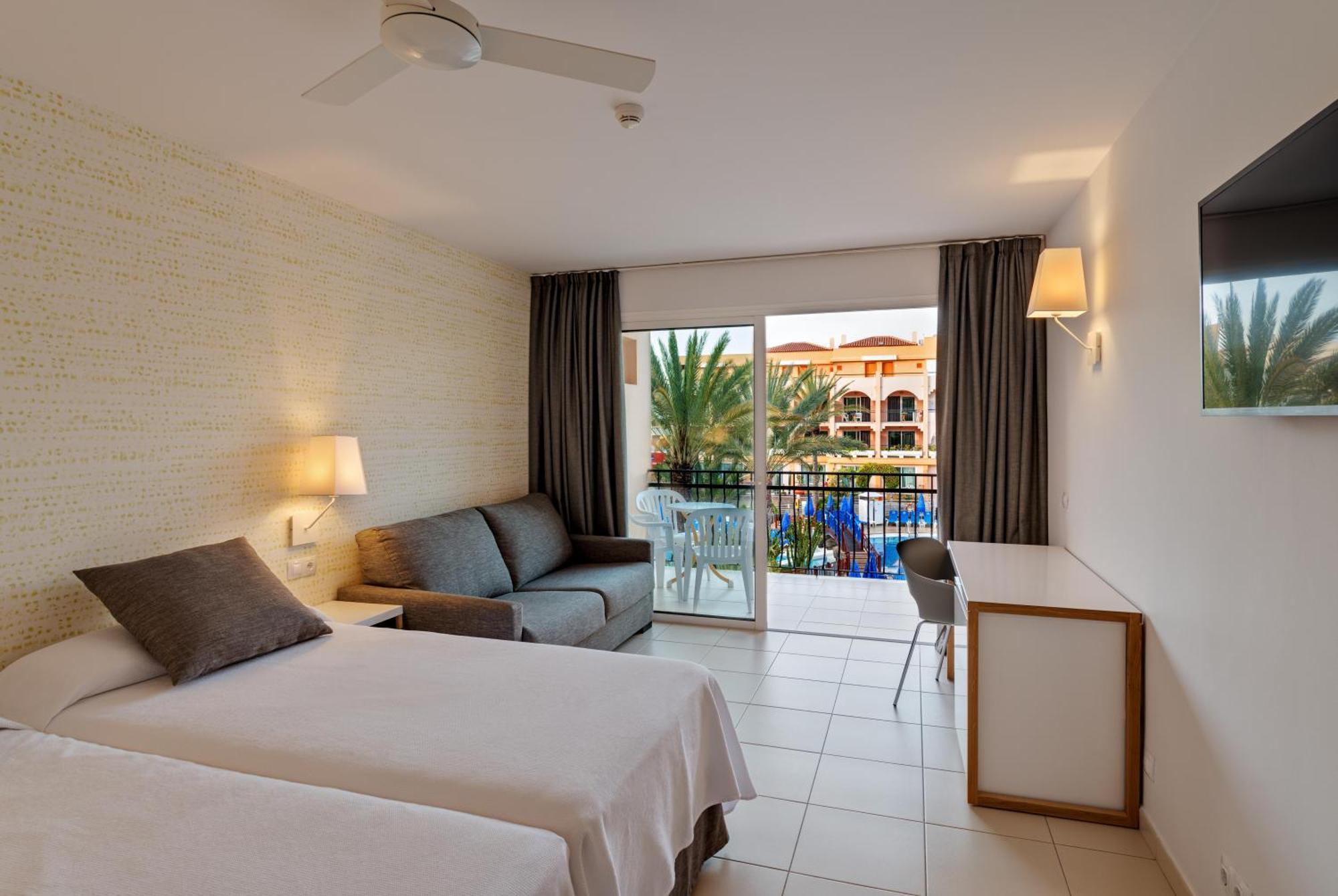 Zweibettzimmer mit Poolblick