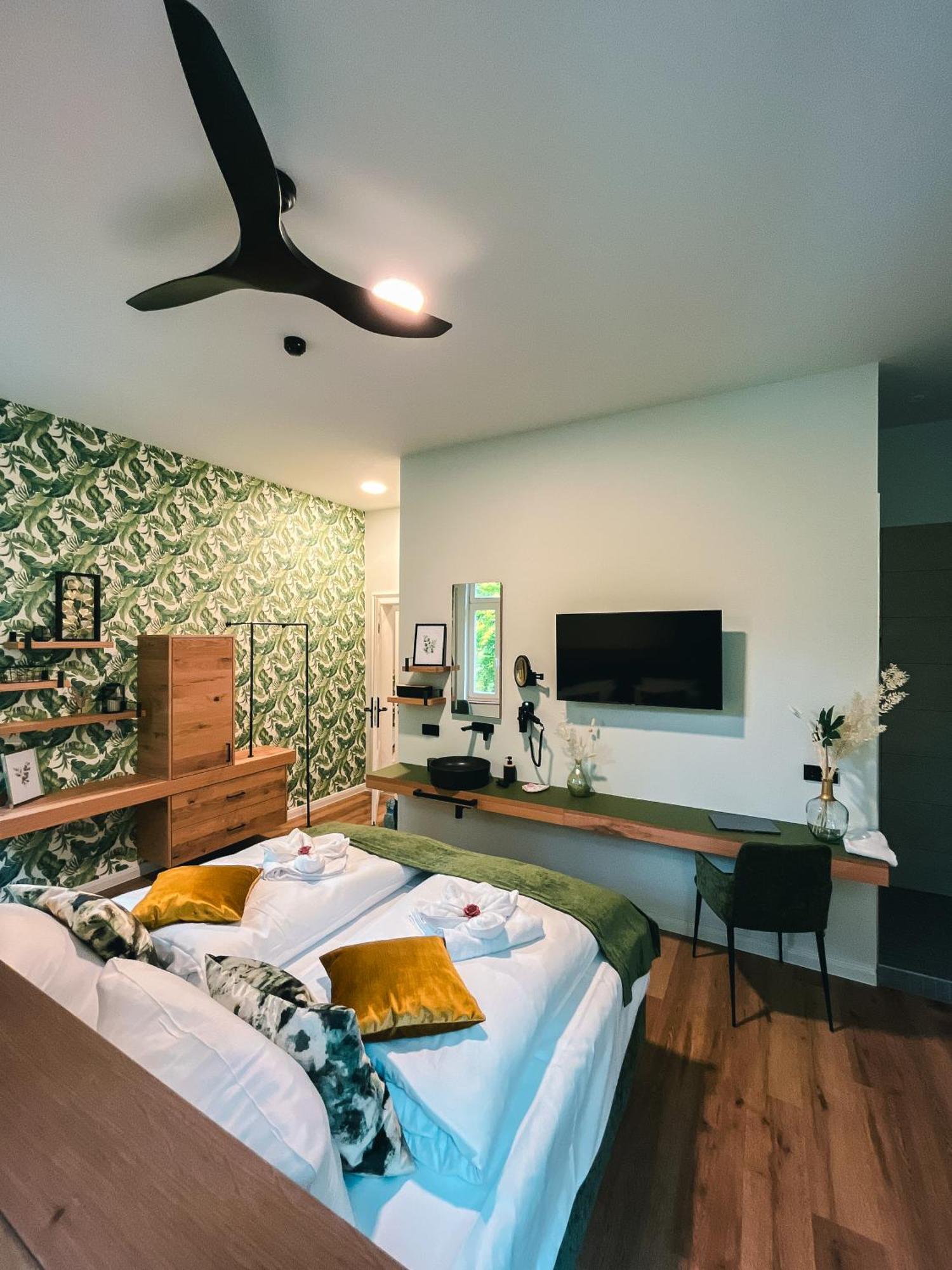 Double Room,1542968680:JPEG