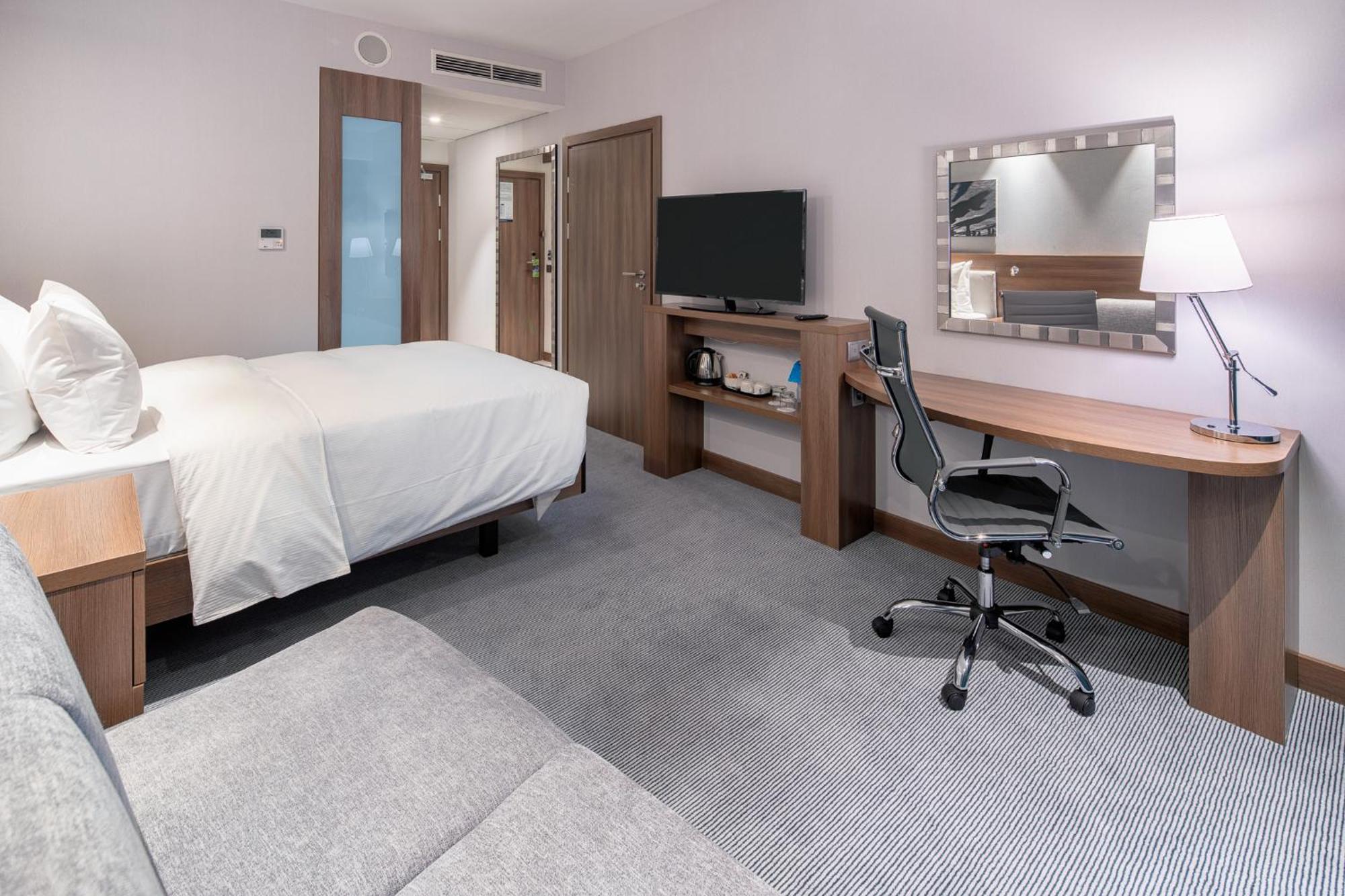Zimmer mit Queensize-Bett und Schlafsofa
