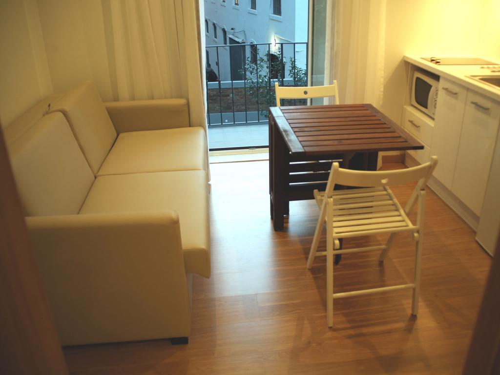 One-Bedroom Apartment Balcony,154580390:JPEG