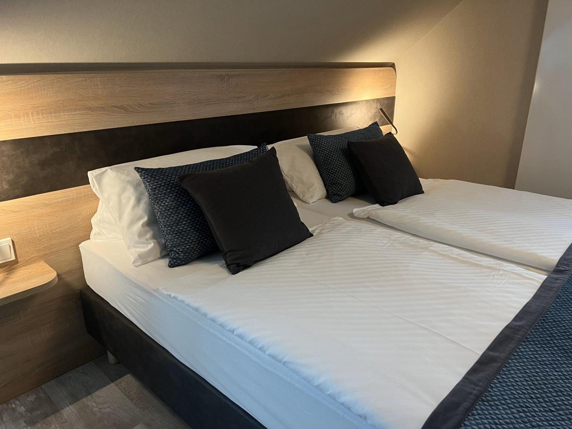 Deluxe Double Room,1546247320:JPEG