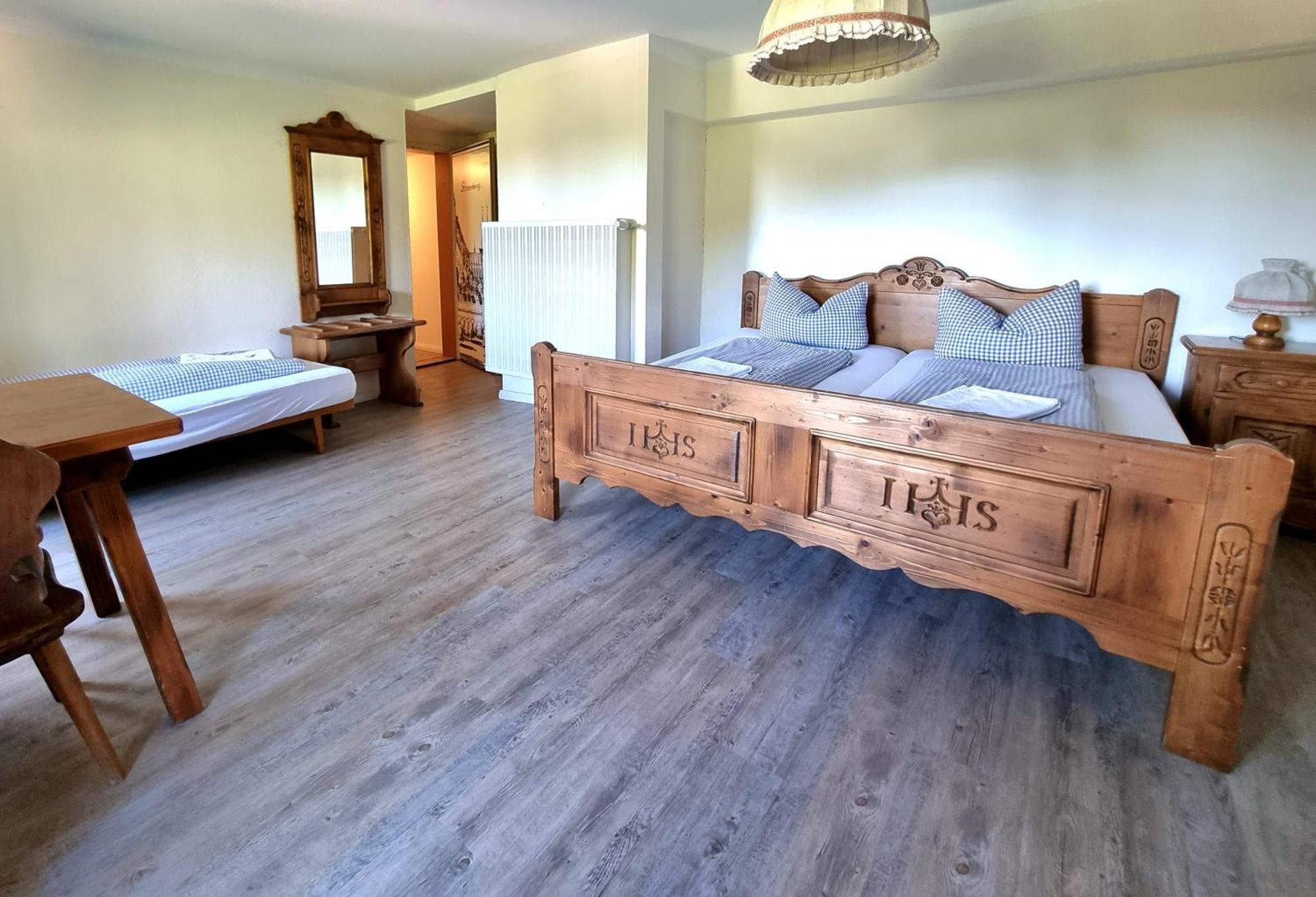 Dreibettzimmer mit eigenem Bad