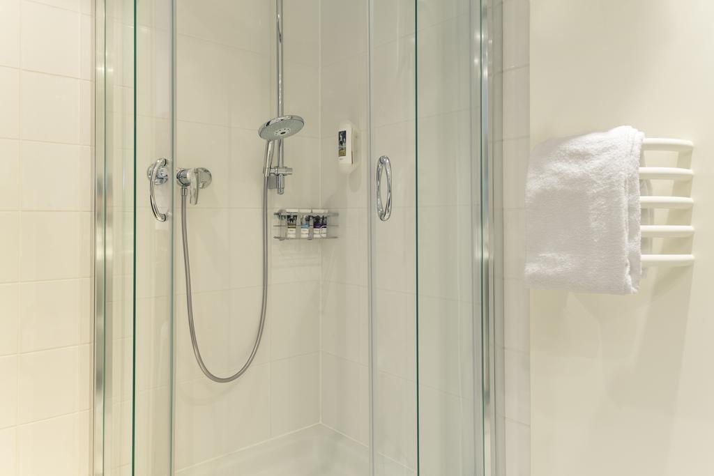 Classic Zimmer mit Kingsize-Bett und Blick auf den Innenhof