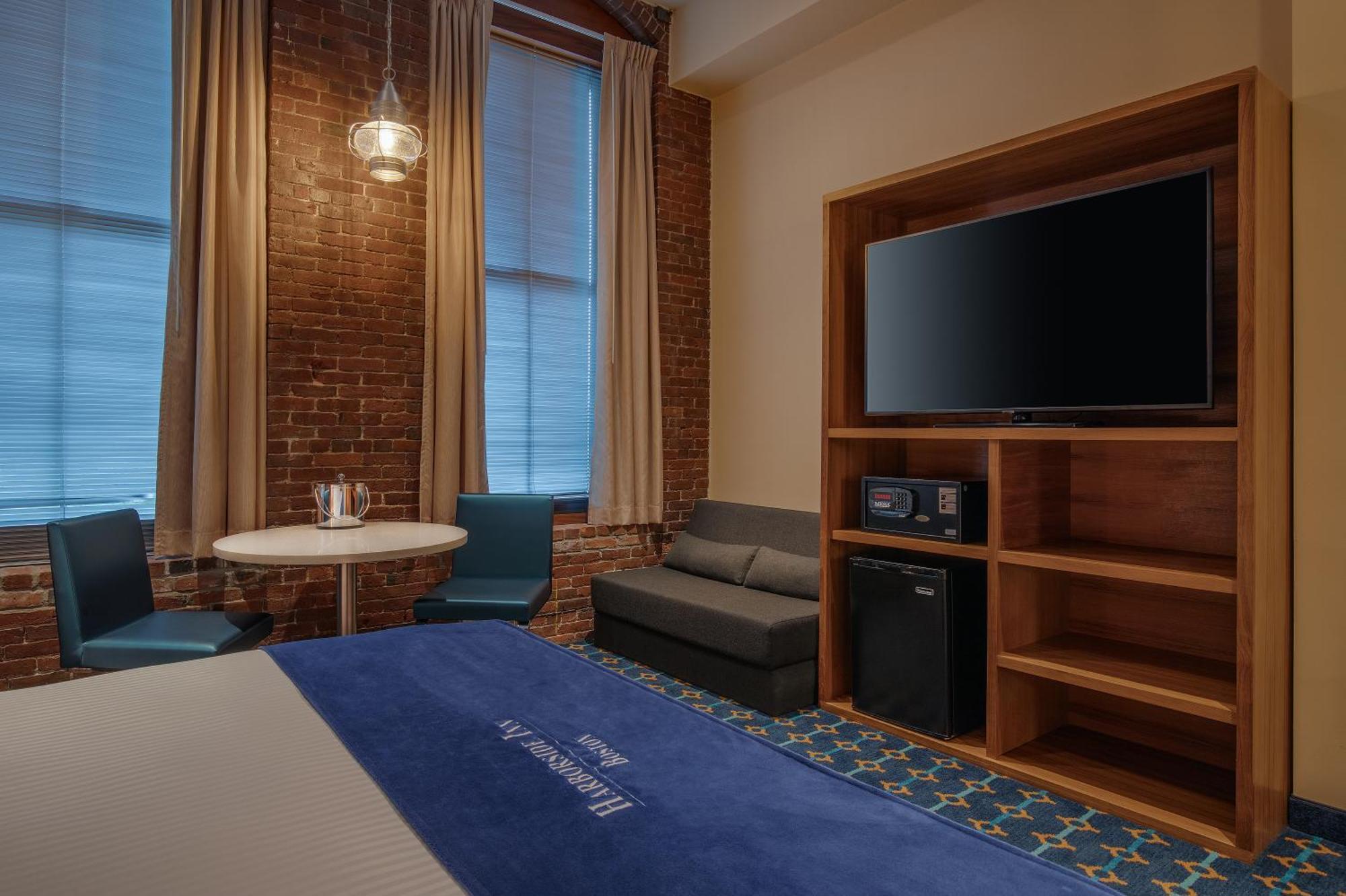 Zimmer mit Kingsize-Bett und Stadtblick