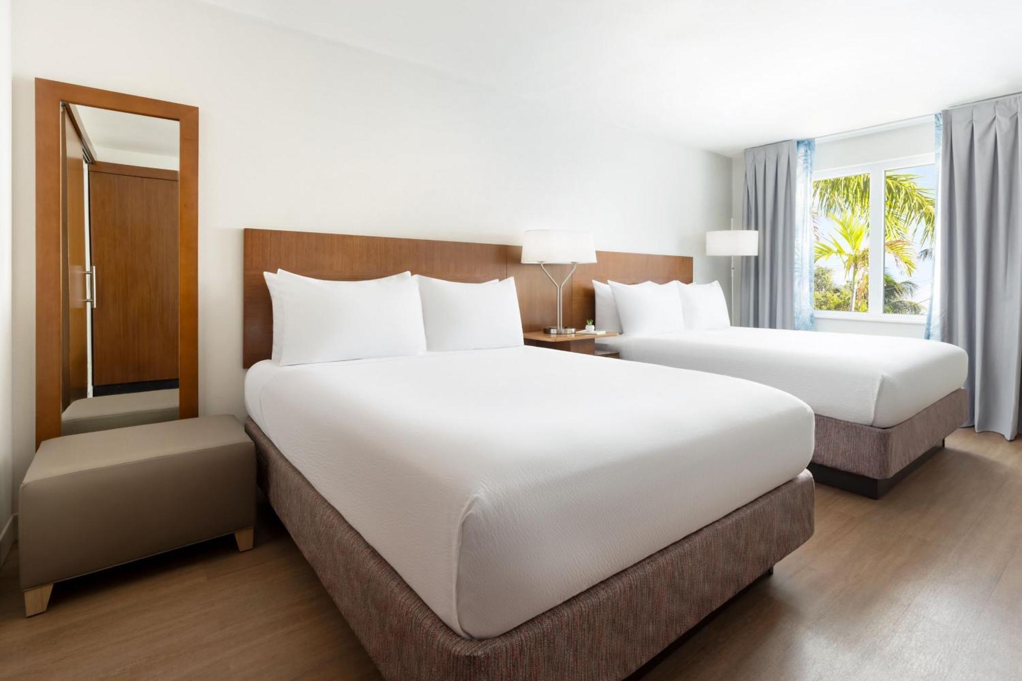 Deluxe Zimmer mit Queensize-Bett und Poolblick