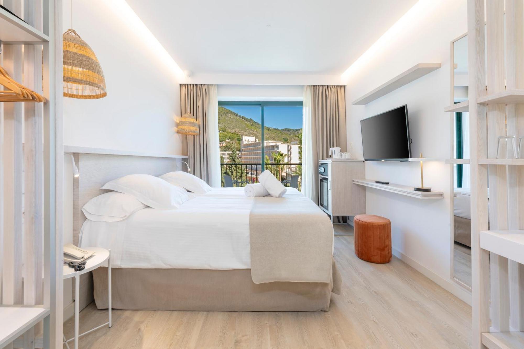 Deluxe Room,1584401528:JPEG