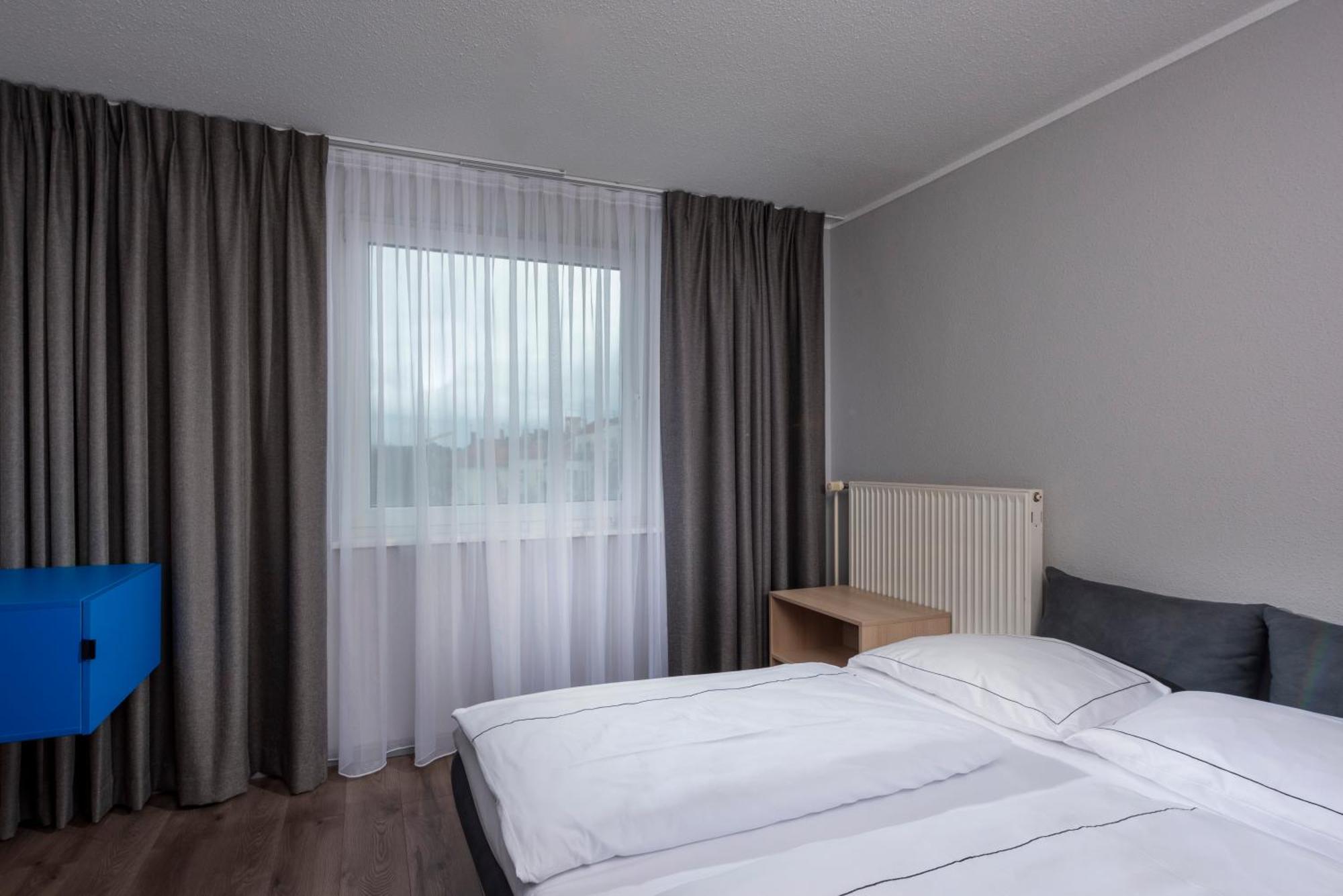 Familiensuite mit 2 Einzelbetten und Sofa