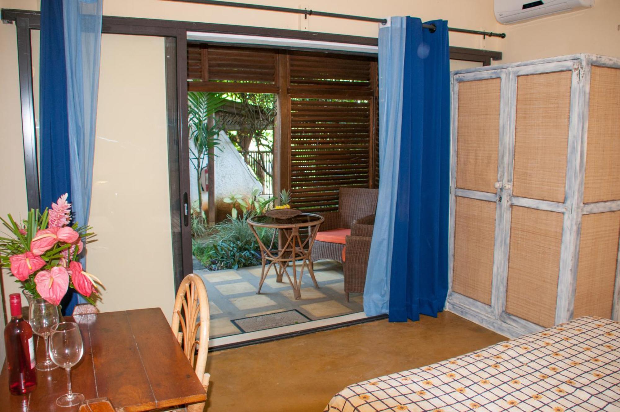 Comfort Room Garden Side